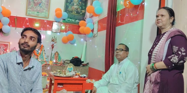 दूधिया रोशनी से नहाया लिंगेश्वर नाथ महादेव व दक्षिणमुखी हनुमान मंदिर