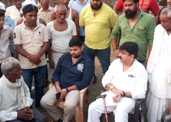 सड़क हादसे के मृतकों के परिजनों से मिले पूर्व मंत्री आबिद रजा