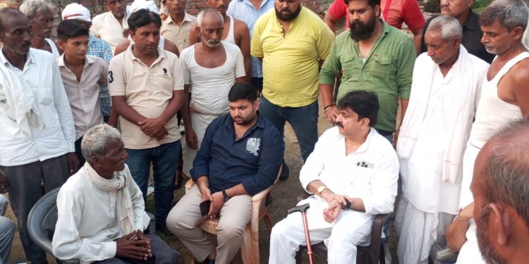 सड़क हादसे के मृतकों के परिजनों से मिले पूर्व मंत्री आबिद रजा