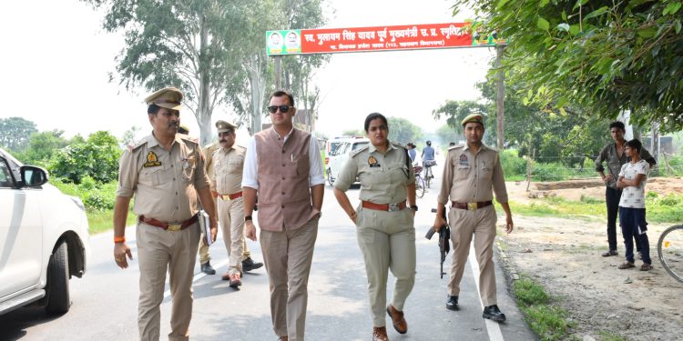 उघैती और फैजगंज बेहटा सड़क हादसों के घटनास्थल का DM-SSP ने किया निरीक्षण