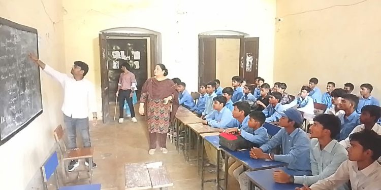 प्रधानाचार्य नूतन रानी की पहल से राजकीय इंटर कॉलेज को बदला शैक्षणिक माहौल