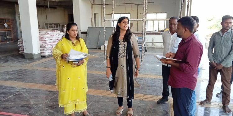 उझानी सीएचसी, कस्तूरबा विद्यालय समेत मेडिकल कॉलेज की परियोजनाओं की जांच, कमियां दूर कराने के निर्देश