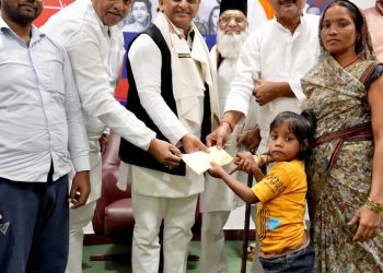 एक पैर से स्कूल जाने वाली रागिनी से मिले अखिलेश, इलाज के लिए दिए दो लाख