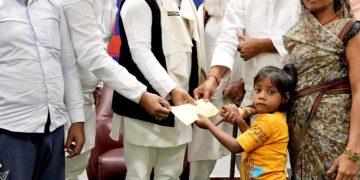 एक पैर से स्कूल जाने वाली रागिनी से मिले अखिलेश, इलाज के लिए दिए दो लाख