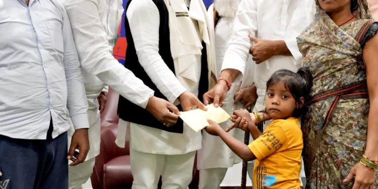एक पैर से स्कूल जाने वाली रागिनी से मिले अखिलेश, इलाज के लिए दिए दो लाख