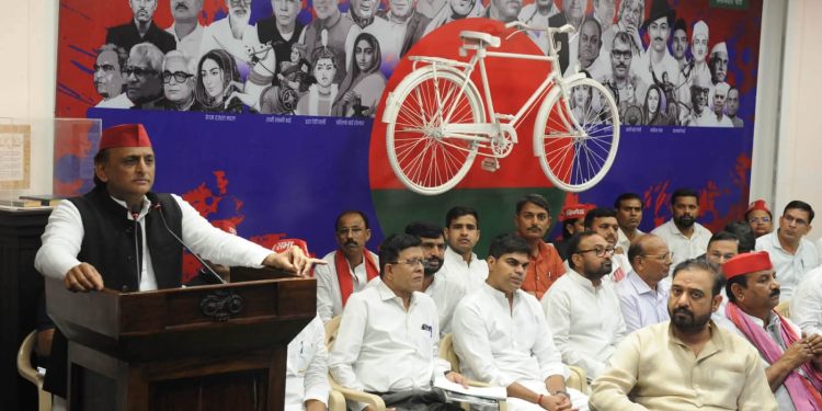 सपा 2027 में रिकॉर्ड सीटें जीतकर सरकार बनाएगी : अखिलेश यादव