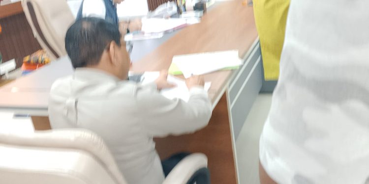 प्राचीन पार्क पर कथित अतिक्रमण के विरोध में मोहल्लेवासियों ने डीएम और सिटी मजिस्ट्रेट को सौंपा ज्ञापन