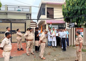 उपवास के लिए निकले कांग्रेस जिलाध्यक्ष को पुलिस ने रोका, नायब तहसीलदार ने लिया ज्ञापन