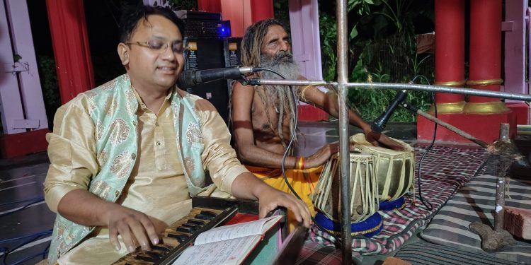 भगवान श्रीकृष्ण के जन्मोत्सव पर राग-रागिनियों से सजा गढ़ा आश्रम, शास्त्रीय गायन ने मोहा श्रद्धालुओं का मन