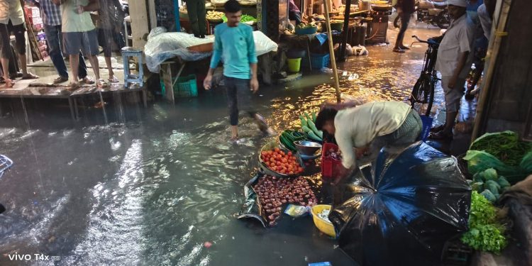 तेज बारिश में पानी में तैरने लगी सब्जियां, विक्रेता परेशान