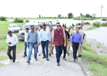 नाव से बाढ़ प्रभावित ग्राम जटा पहुंचे DM अवनीश राय, ग्रामीणों का जाना हाल
