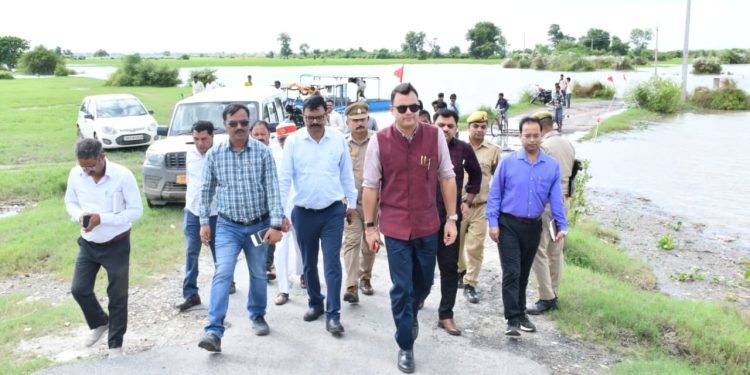नाव से बाढ़ प्रभावित ग्राम जटा पहुंचे DM अवनीश राय, ग्रामीणों का जाना हाल