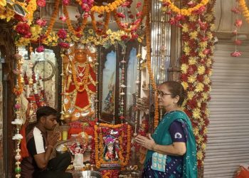 रंग-बिरंगी रोशनी से नहाया 84 घंटा हनुमान मंदिर, जयकारों से गूंजा परिसर