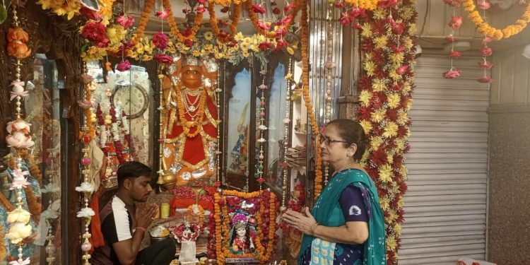 रंग-बिरंगी रोशनी से नहाया 84 घंटा हनुमान मंदिर, जयकारों से गूंजा परिसर