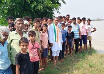 दातागंज में कटान प्रभावित गांव पहुंचे अजीत यादव, जमीन के बदले जमीन की मांग करेगी कांग्रेस
