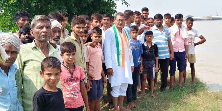 दातागंज में कटान प्रभावित गांव पहुंचे अजीत यादव, जमीन के बदले जमीन की मांग करेगी कांग्रेस