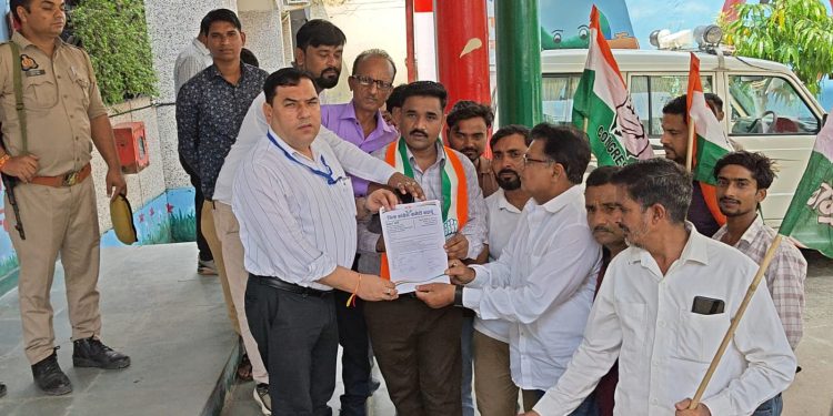 सहसवान में जलभराव के खिलाफ कांग्रेस का धरना, स्थायी समाधान की मांग