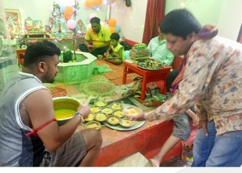 लिंगेश्वर नाथ महादेव मंदिर में श्रद्धापूर्वक मनाया गया लड्डू गोपाल का छठी उत्सव, बांटा गया प्रसाद