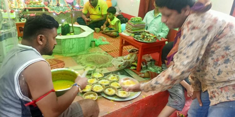 लिंगेश्वर नाथ महादेव मंदिर में श्रद्धापूर्वक मनाया गया लड्डू गोपाल का छठी उत्सव, बांटा गया प्रसाद