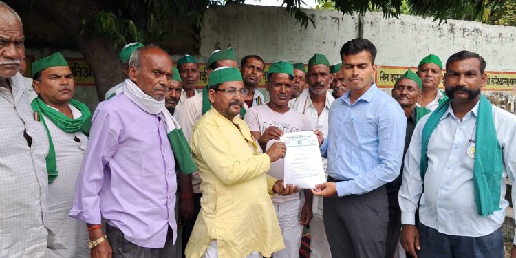किसानों ने नौ सूत्रीय मांगों को लेकर किया प्रदर्शन, पीएम-सीएम के नाम सौंपा ज्ञापन