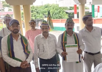 महंगाई के विरोध में पीस पार्टी का धरना, राज्यपाल के नाम डीएम को सौंपा ज्ञापन