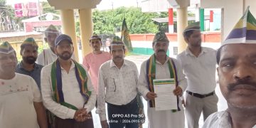 महंगाई के विरोध में पीस पार्टी का धरना, राज्यपाल के नाम डीएम को सौंपा ज्ञापन