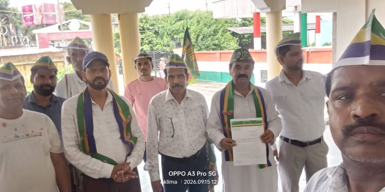महंगाई के विरोध में पीस पार्टी का धरना, राज्यपाल के नाम डीएम को सौंपा ज्ञापन