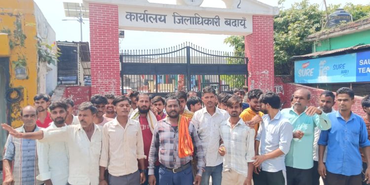 महंगाई के विरोध में पीस पार्टी का धरना, राज्यपाल के नाम डीएम को सौंपा ज्ञापन