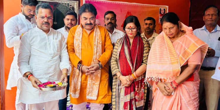 प्रधानमंत्री नरेंद्र मोदी के जन्मदिवस पर नगला मंदिर में पूजा-अर्चना, दीर्घायु यज्ञ
