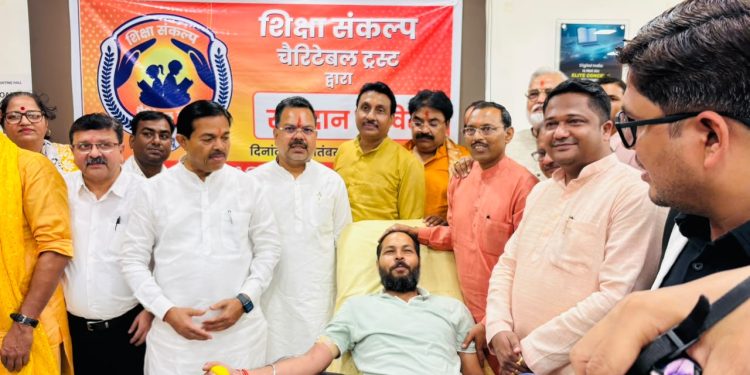 सेवा संकल्प अभियान के तहत रक्तदान शिविर, कार्यकर्ताओं और छात्रों ने किया रक्तदान
