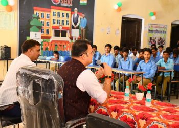 डीएम ने छात्रों से किया सीधा संवाद, करियर संबंधी जिज्ञासाओं का किया समाधान