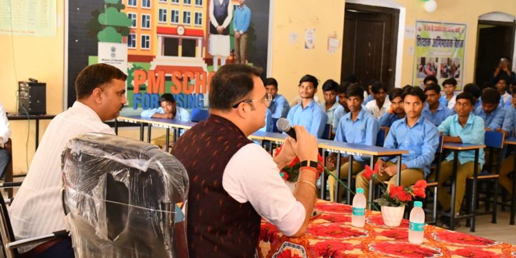 डीएम ने छात्रों से किया सीधा संवाद, करियर संबंधी जिज्ञासाओं का किया समाधान
