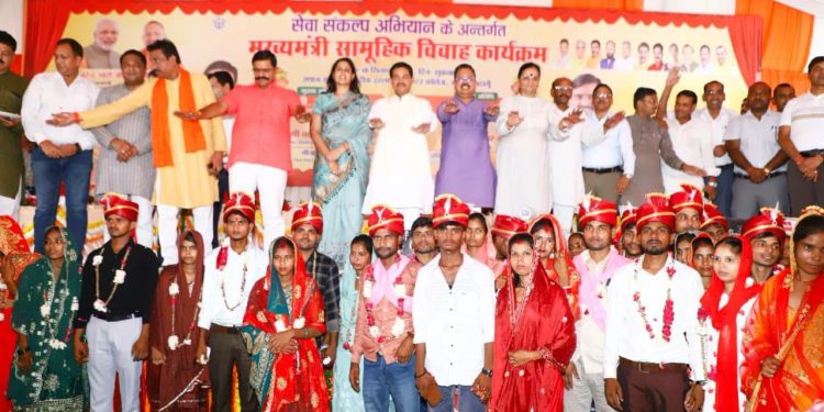 मुख्यमंत्री सामूहिक विवाह योजना : बदायूं में 429 और बिल्सी में 262 जोड़े विवाह बंधन में बंधे, पुष्पवर्षा