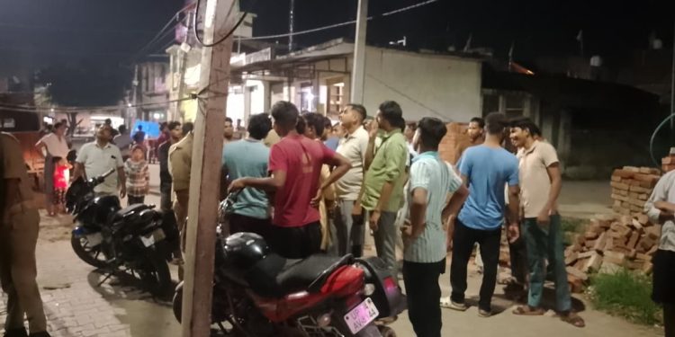 दो मंजिला मकान का लेंटर भरभराकर गिरा, तीन लोग गंभीर घायल