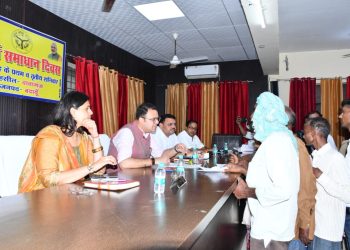शिकायतों का सर्वोच्च प्राथमिकता पर करें निस्तारण : डीएम