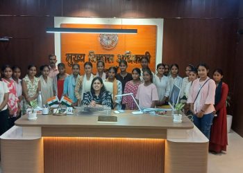 बदायूं CDO से संवाद ने बालिकाओं में भरा आत्मविश्वास