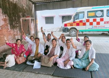 संविदा एएनएम कर्मियों ने किया धरना-प्रदर्शन, सीएमओ को ज्ञापन