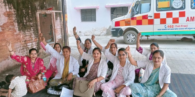 संविदा एएनएम कर्मियों ने किया धरना-प्रदर्शन, सीएमओ को ज्ञापन