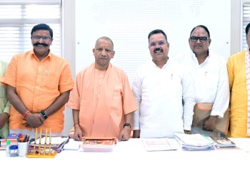 मुख्यमंत्री से मिले जिलाध्यक्ष और विधायक, योगी से बदायूं जल्द आने का मिला आश्वासन, सपा विधायक आशुतोष  मौर्य ने मचाई हलचल