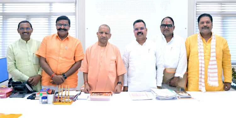 मुख्यमंत्री से मिले जिलाध्यक्ष और विधायक, योगी से बदायूं जल्द आने का मिला आश्वासन, सपा विधायक आशुतोष मौर्य ने मचाई हलचल