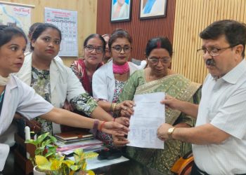 सीएमओ कार्यालय पर प्रदर्शन, स्थायीकरण समेत मांगों को लेकर संविदा एएनएम ने सौंपा ज्ञापन