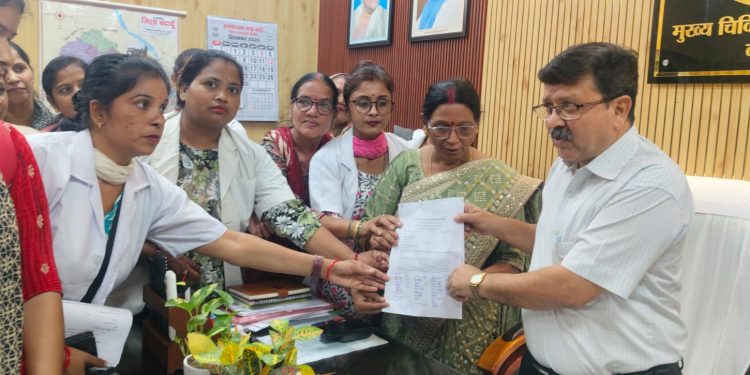 सीएमओ कार्यालय पर प्रदर्शन, स्थायीकरण समेत मांगों को लेकर संविदा एएनएम ने सौंपा ज्ञापन