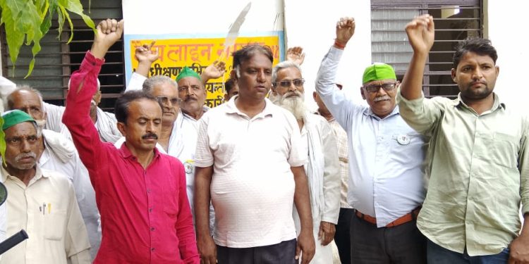 विद्युत कटौती के विरोध में किसानों ने उपकेंद्र पर दिया धरना