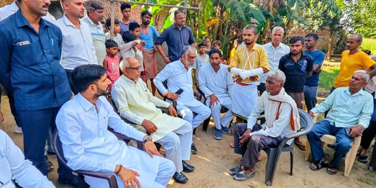 सांसद आदित्य यादव ने हादसा पीड़ित परिवारों से मिलकर जताई संवेदना
