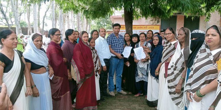 आठ सूत्रीय मांगों को लेकर आशा कार्यकर्ताओं ने सौंपा ज्ञापन, 23 अक्टूबर को लखनऊ में महापड़ाव की चेतावनी