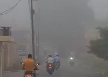 सर्दी की दस्तक या बारिश के बाद मौसम की मार? सुबह घने कोहरे में लिपटा नजर आया बदायूं