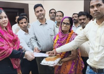 सेवानिवृत्त सफाई कर्मचारी को पालिकाध्यक्ष फात्मा रज़ा ने दी भावभीनी विदाई