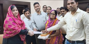 सेवानिवृत्त सफाई कर्मचारी को पालिकाध्यक्ष फात्मा रज़ा ने दी भावभीनी विदाई