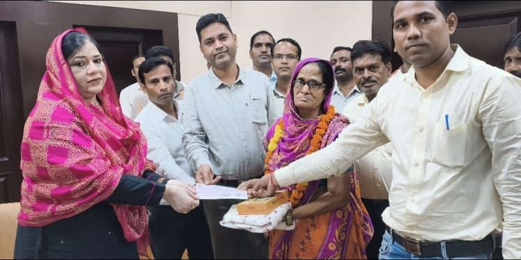 सेवानिवृत्त सफाई कर्मचारी को पालिकाध्यक्ष फात्मा रज़ा ने दी भावभीनी विदाई