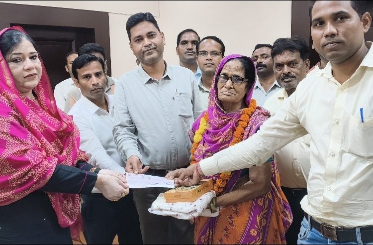 सेवानिवृत्त सफाई कर्मचारी को पालिकाध्यक्ष फात्मा रज़ा ने दी भावभीनी विदाई